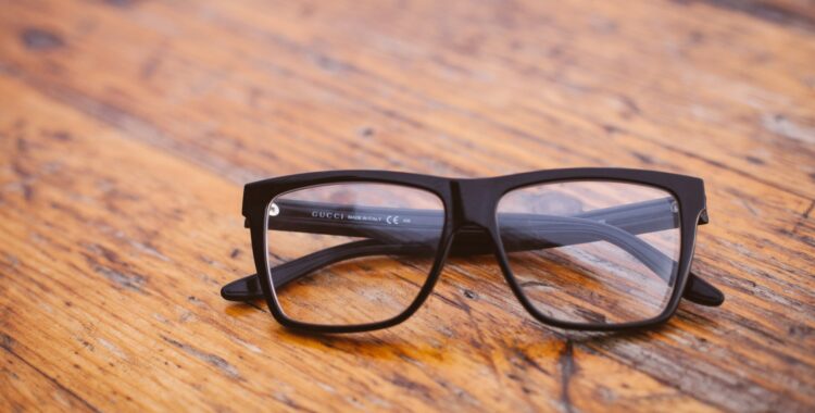 Ochi hazel și ochelari de soare Ray-Ban: cum îți pui în valoare privirea în orice sezon