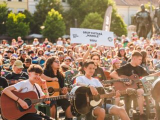Cluj Guitar Day transformă Piața Unirii într-un maraton urban dedicat chitarei și muzicii live, alături de Dirty Shirt, Ducu Bertzi și Revolter