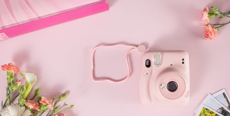 De ce sunt mai interesante fotografiile realizate cu un aparat foto instant comparativ cu cele realizate cu telefonul