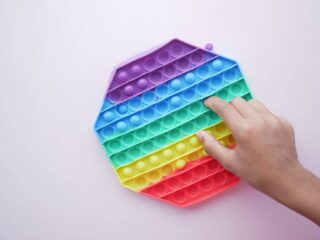 Cum îți poate aduce echilibru terapia prin joacă și ce rol are LEGO Flowers?