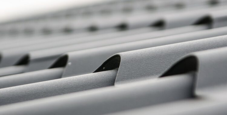 Izolație performantă pentru acoperișurile din tablă cutată: soluții moderne pentru un confort real