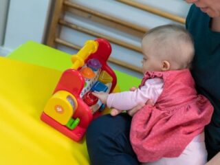Ce înseamnă kinetoterapie pentru bebeluși. Ghid complet pentru părinți