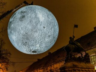 Museum of the Moon revine la Cluj. Lights On Romania aduce Luna în centrul orașului