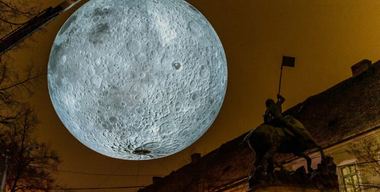 Museum of the Moon revine la Cluj. Lights On Romania aduce Luna în centrul orașului
