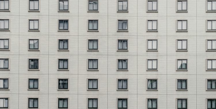 Decizia de a achiziționa un apartament reprezintă, pentru cei mai mulți dintre noi, una dintre cele mai importante investiții pe care le vom face vreodată. Pe piața imobiliară din România, aflată într-o continuă dinamică, persistă o întrebare la care vom căuta răspuns în acest material: să optez pentru un apartament într-un bloc nou, proaspăt construit, sau să mă orientez către beneficiile și potențialele provocări ale unui imobil vechi?