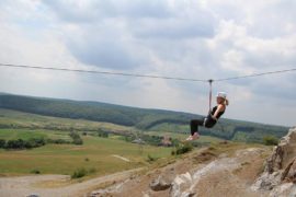 Aventura Bihor te cheamă să te dai cu tiroliana la Betfia (Crater)
