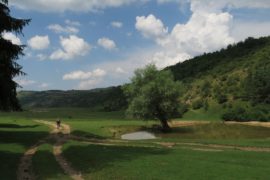 Cu bicicleta printre dealuri si doline