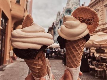 Bucuria într-un glob de gelato