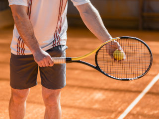 Rachete și mingi de tenis pe zgura orădeană