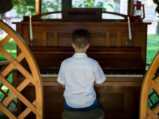 Un loc – o pianină – un zâmbet