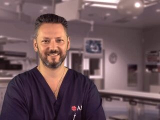 Dr. Ștefan Mindea s-a evidențiat prin excelență și devotament în lumea medicală. După o carieră impresionantă în Statele Unite, unde a condus departamente de neurochirurgie