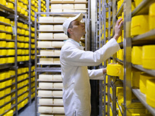 Rafturile din inox la comandă: soluții flexibile pentru producția alimentară