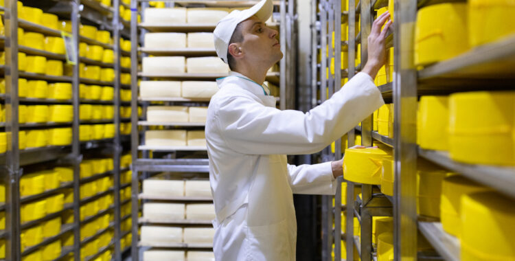Rafturile din inox la comandă: soluții flexibile pentru producția alimentară
