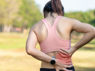 Când e momentul să iei durerea de spate în serios: semne ale herniei de disc