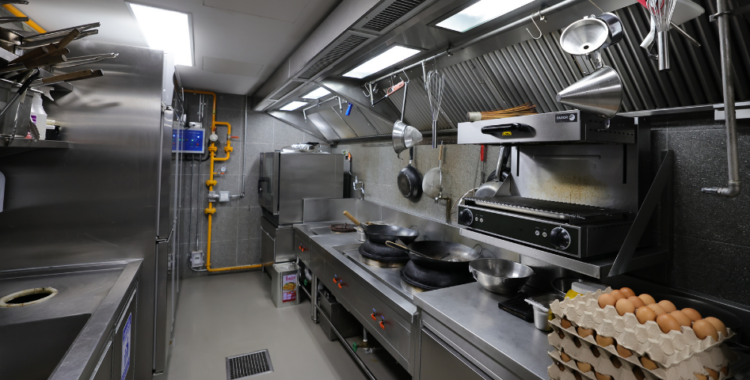 Care este rolul dulapului din inox în industria alimentară și HoReCa?