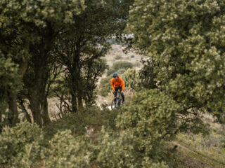 Vrei să pedalezi în siguranță? Începe cu echipamentul potrivit