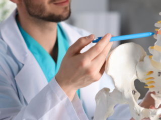 Află mai multe despre intervenția prin tehnica minim invazivă pentru hernia de disc