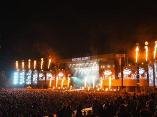 Lineup complet pentru Electric Castle 2026: The Cure, twenty one pilots, Teddy Swims, Wet Leg, Kneecap și alte zeci de nume pregătite să facă senzație la castel