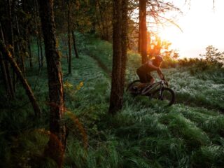 Cum îți dozezi efortul pe trasee lungi cu o bicicletă full suspension